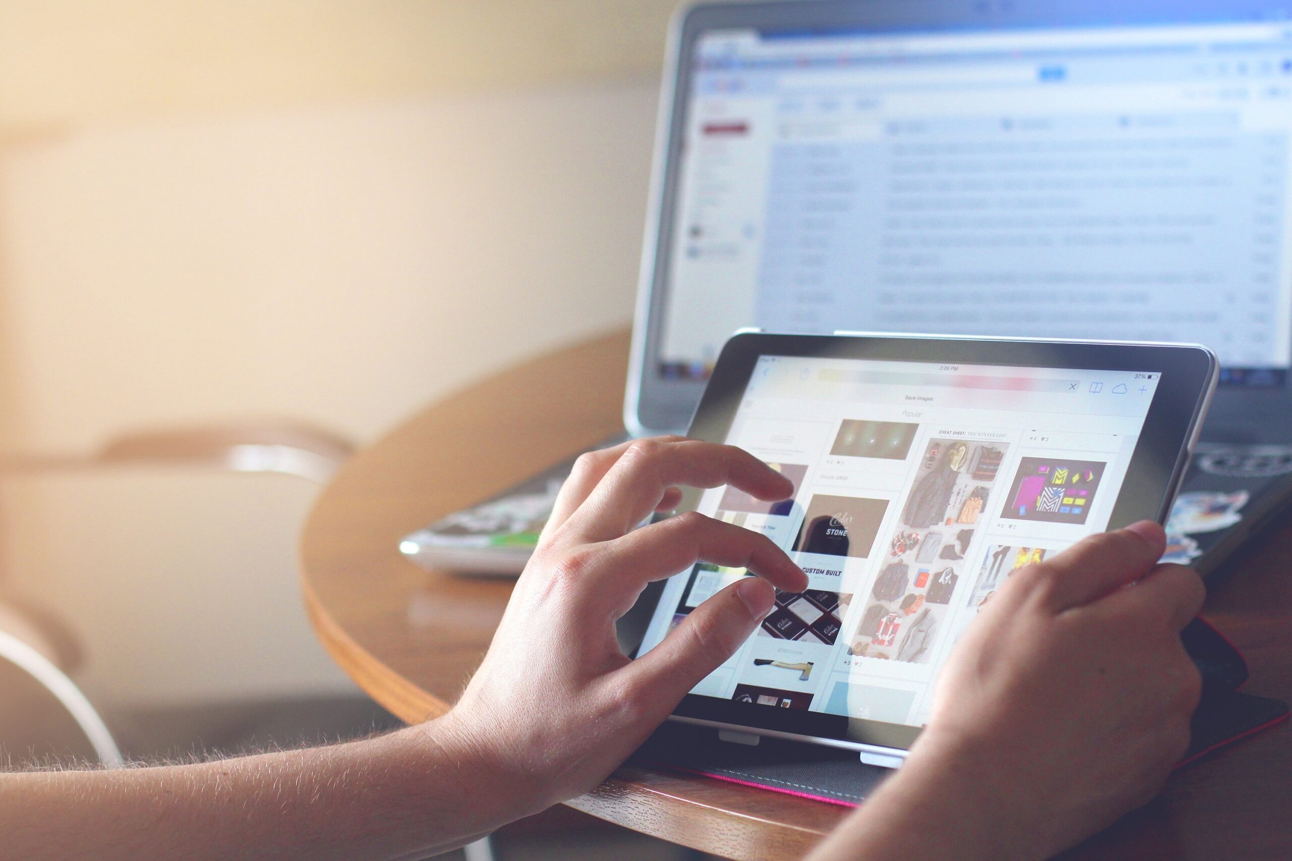 A woman using an ipad to search online shopping.