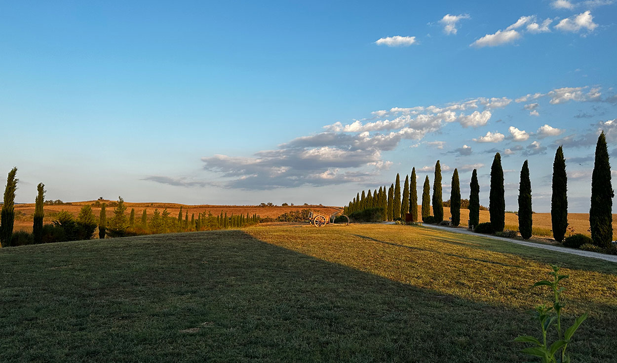 An image of the picturesque Il Rigo in Tuscany France, showing blue skies and vast landscape